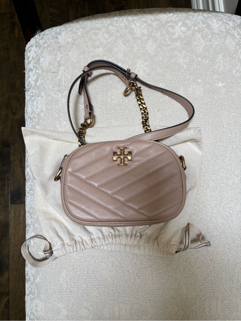 Tory Burch Kira Chevron Quilted Camera Bag in Taupe